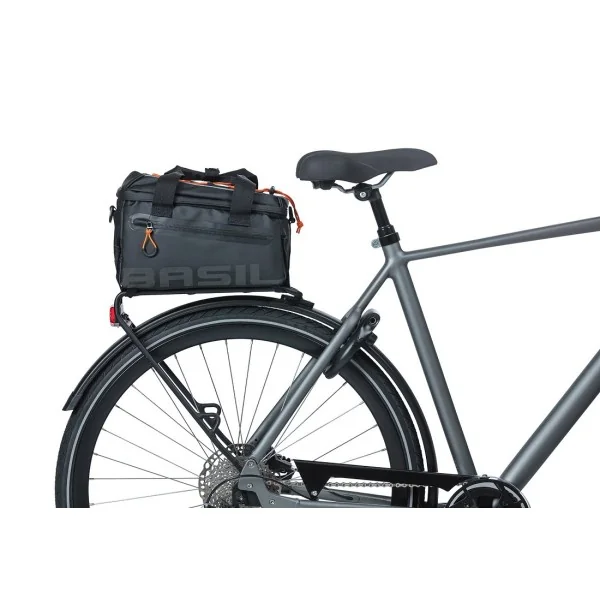 Bagagedragertas Basil Miles Tarpaulin 7 liter 32 x 20 x 20 cm - zwart/oranje