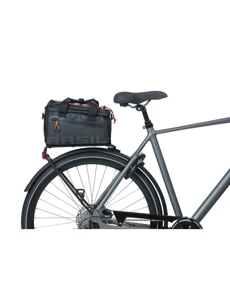 Bagagedragertas Basil Miles Tarpaulin 7 liter 32 x 20 x 20 cm - zwart/oranje