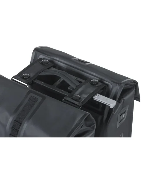 Dubbele fietstas Basil Urban Dry MIK 50 liter 16 x 31 x 32 cm (2x) - Mat zwart