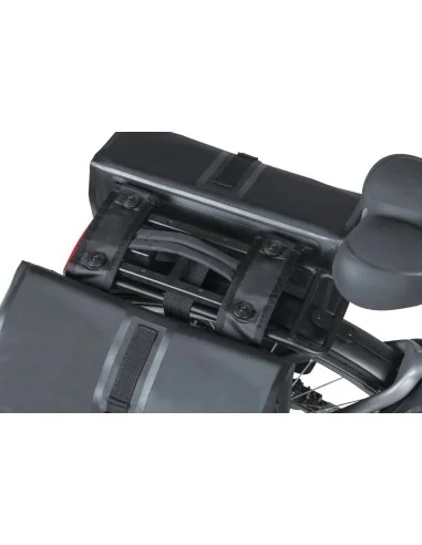 Dubbele fietstas Basil Urban Dry MIK 50 liter 16 x 31 x 32 cm (2x) - Mat zwart