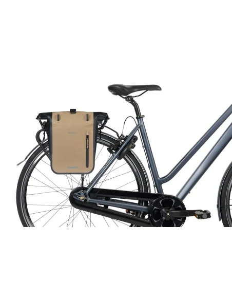 Enkele fietstas Basil Rivo M tarpaulin MIK 12-15L 14 x 25 x 38 cm - zand/zwart